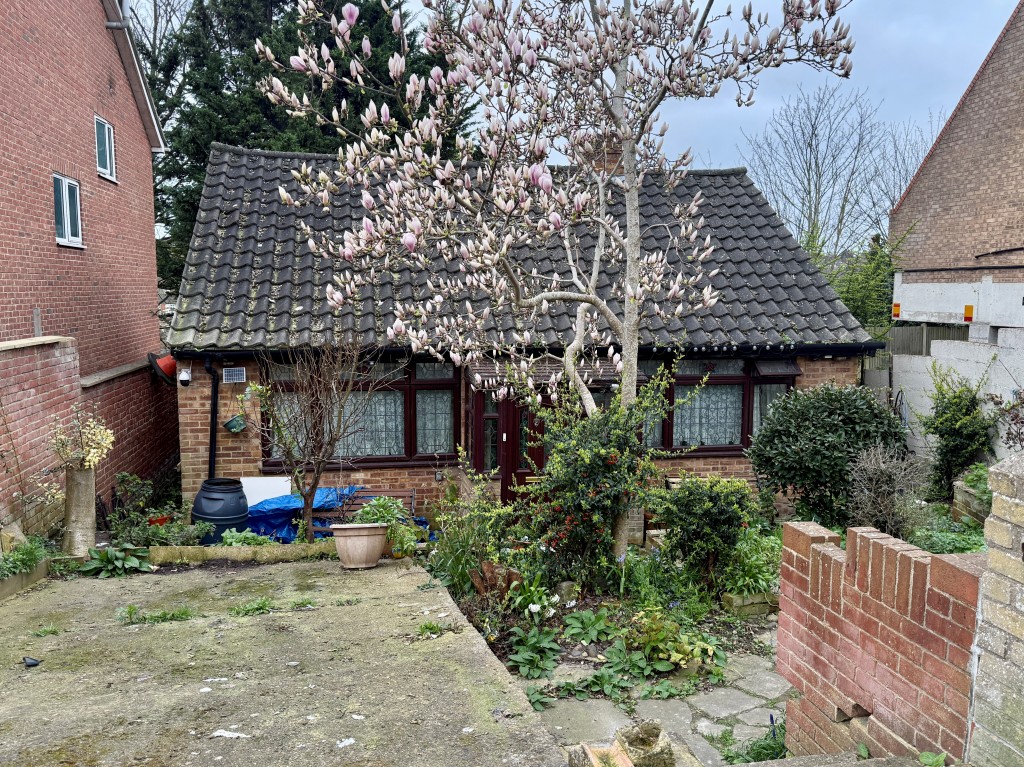 Lot: 79 - DETACHED BUNGALOW FOR IMPROVEMENT - Detached bungalow with driveway